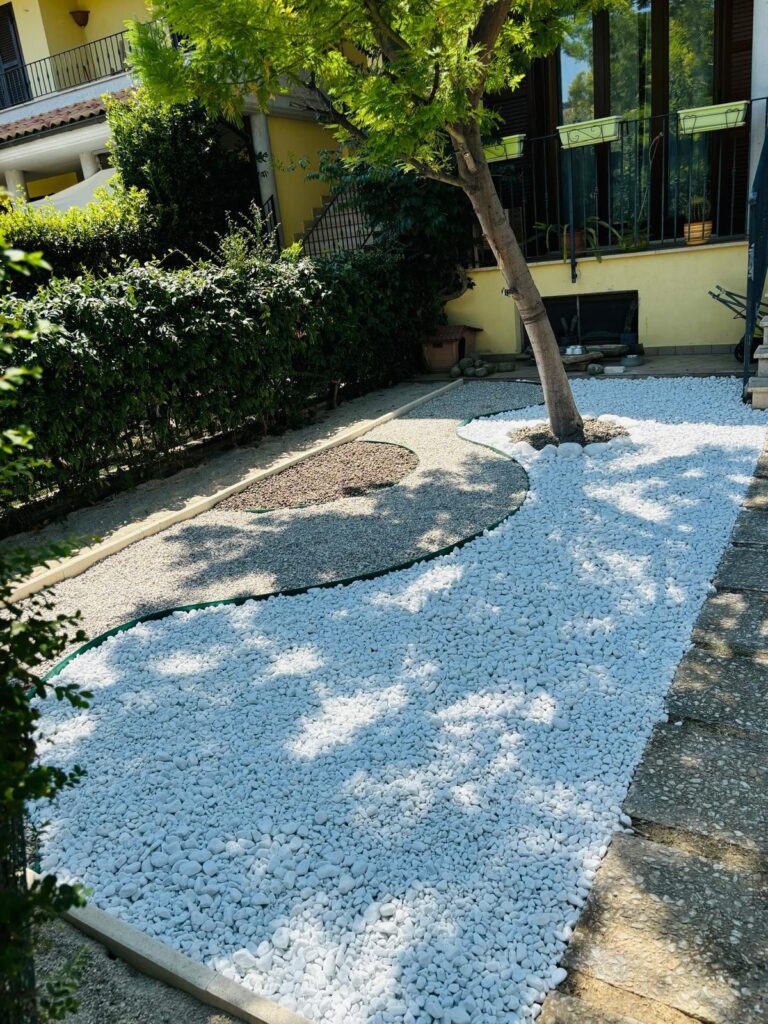 Installazione di erba sintetica