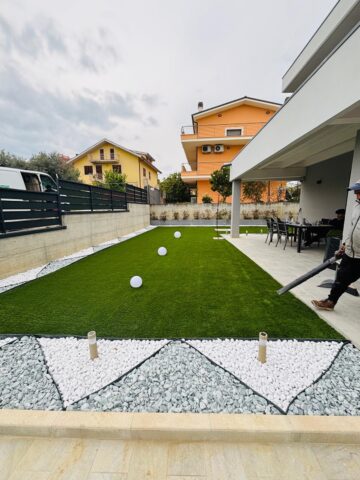 Installazione di erba sintetica